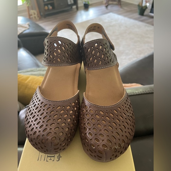 Spring Step Shoes - SPRING STEP NEVER WORN - size 38 (US 7.5/8) Beautiful, rich brown color!